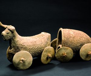 toro sobre ruedas y carro entoldado iii milenio terracota 10 3 x 9 3 x 6 9 cm y 14 8 x 12 5 x 6 cm musees royaux d art e