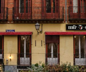 01 mur cafe