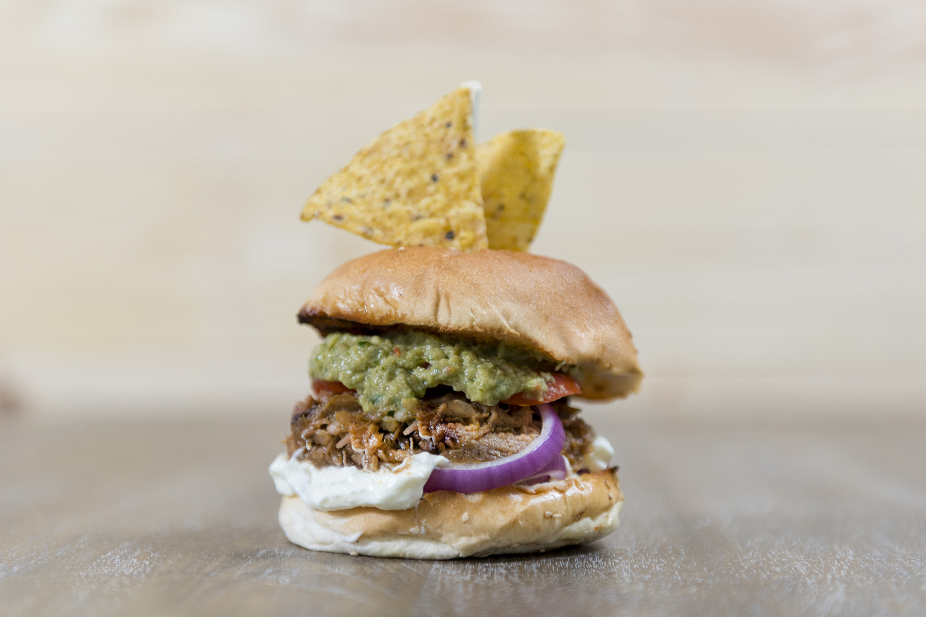 Con guacamole casero tomate nata agria y cebolla morada