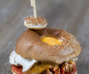 Con huevo frito queso Monterrey ack derretido y salsa de Piquillo