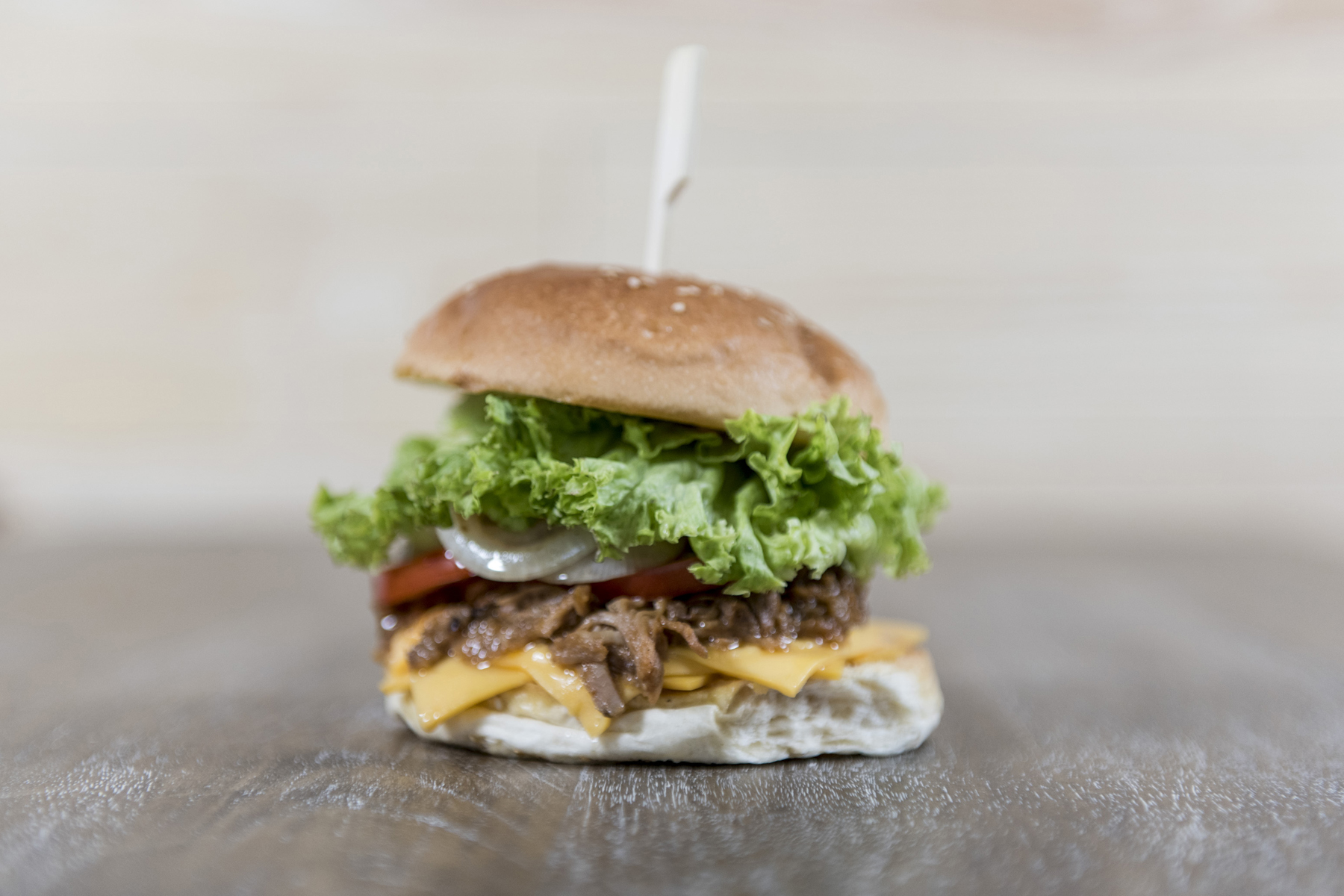 Con queso americano tomate cebolla al grill y deliciosa lechuga batavia