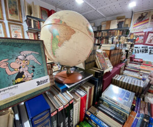 Feria del Libro Antiguo y de Ocasión: la primavera llena el Paseo de Recoletos de miles de libros llenos de historia pero muy vivos