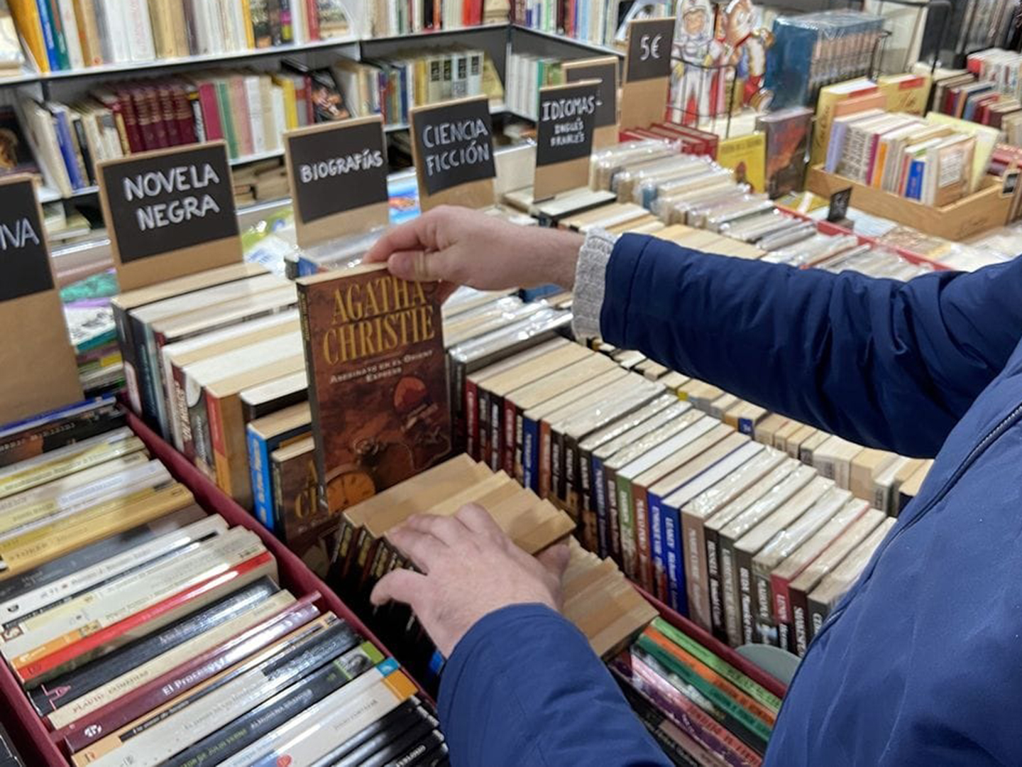 Feria del Libro Antiguo y de Ocasión: la primavera llena el Paseo de Recoletos de miles de libros llenos de historia pero muy vivos 2 Feria del Libro Antiguo y de Ocasión