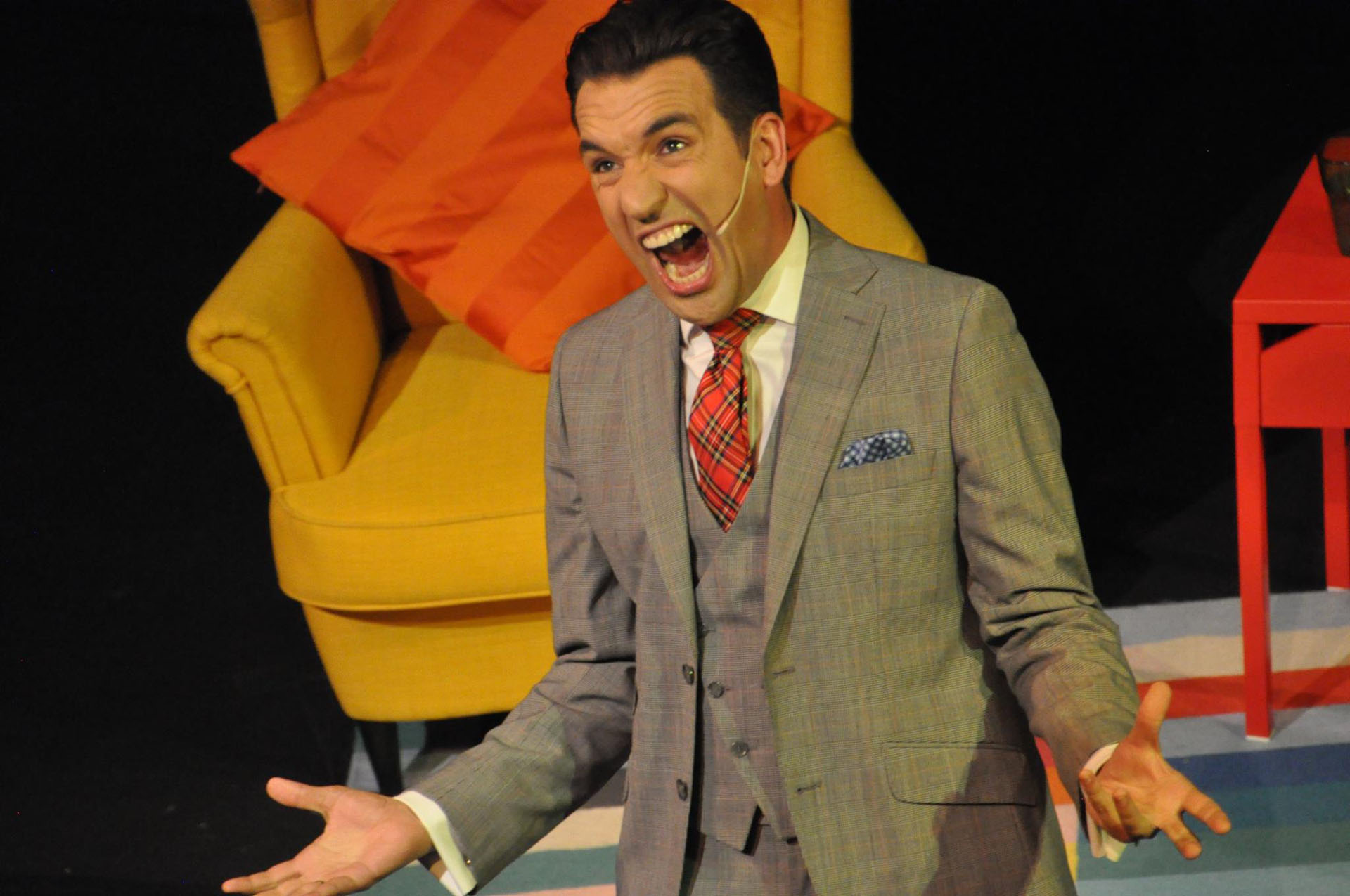 Miguel Lago Pone Orden en el Teatro Reina Victoria 1 Miguel Lago Pone Orden