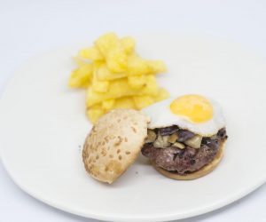 Mini hamburguesa de buey natural con boletus edulis cebolla caramelizada y huevo de codorniz del Gancho y Directo