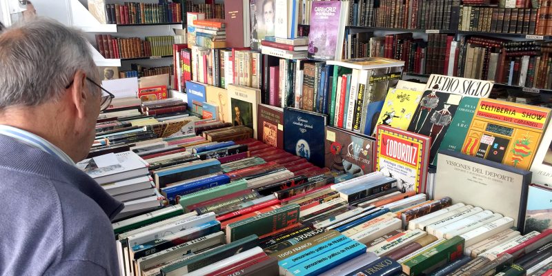 Feria de Otoño del Libro Viejo y Antiguo de Madrid en el Paseo de Recoletos: miles de libros de otras épocas, de segunda mano o descatalogados