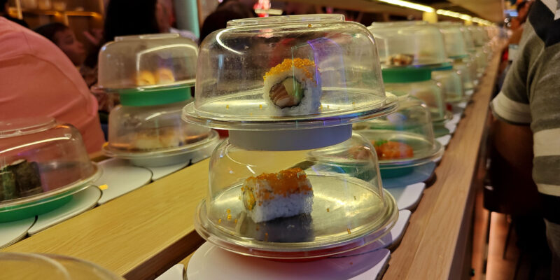 Kintaro, el buffet kaiten con una cinta doble y más de 100 platos de sushi y comida asiática