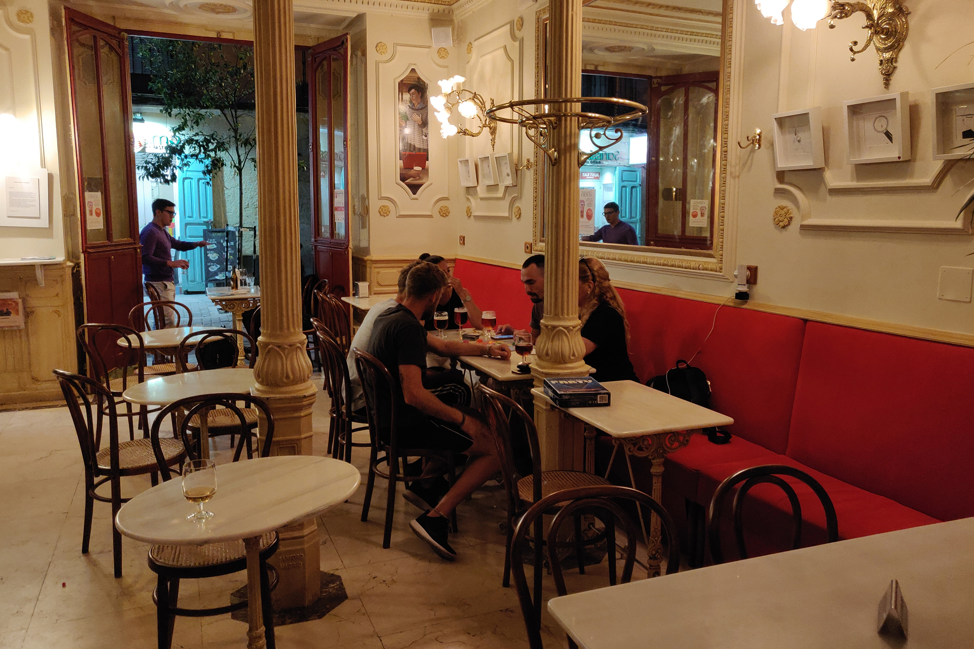 Café Manuela, juegos y cócteles en el mejor ambiente 1 Café Manuela