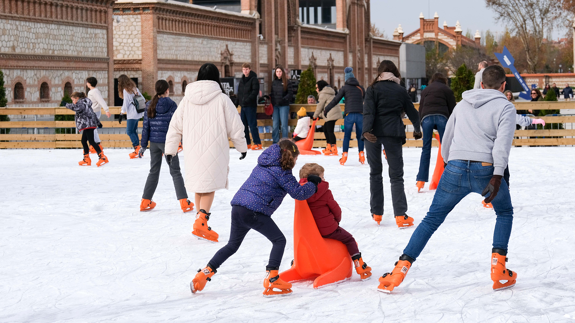 La pista de hielo del Matadero, y también la de Cibeles 2 Pista de hielo del matadero
