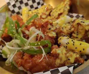 Chikinmos hace un sabroso pollo frito coreano, pero no se queda ahí