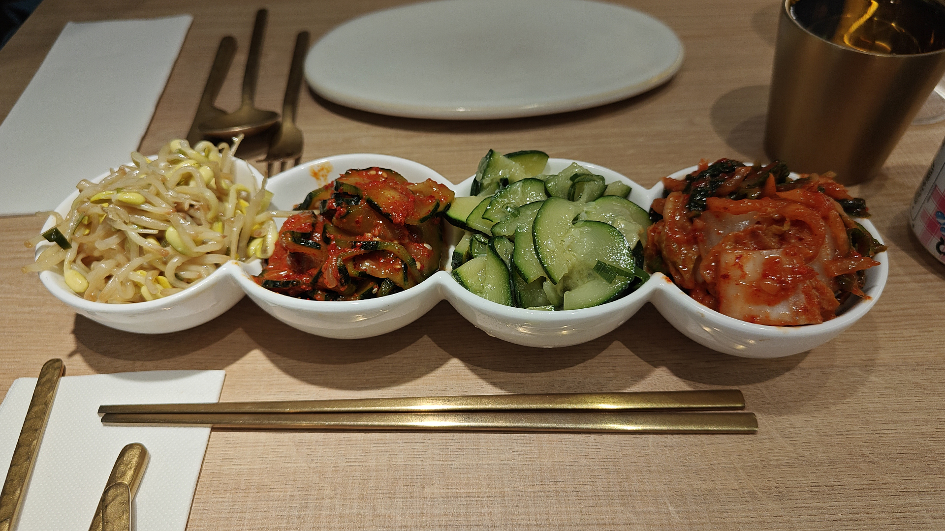Chikinmos hace mucho más que un sabroso pollo frito coreano 7 chikinmos Banchan
