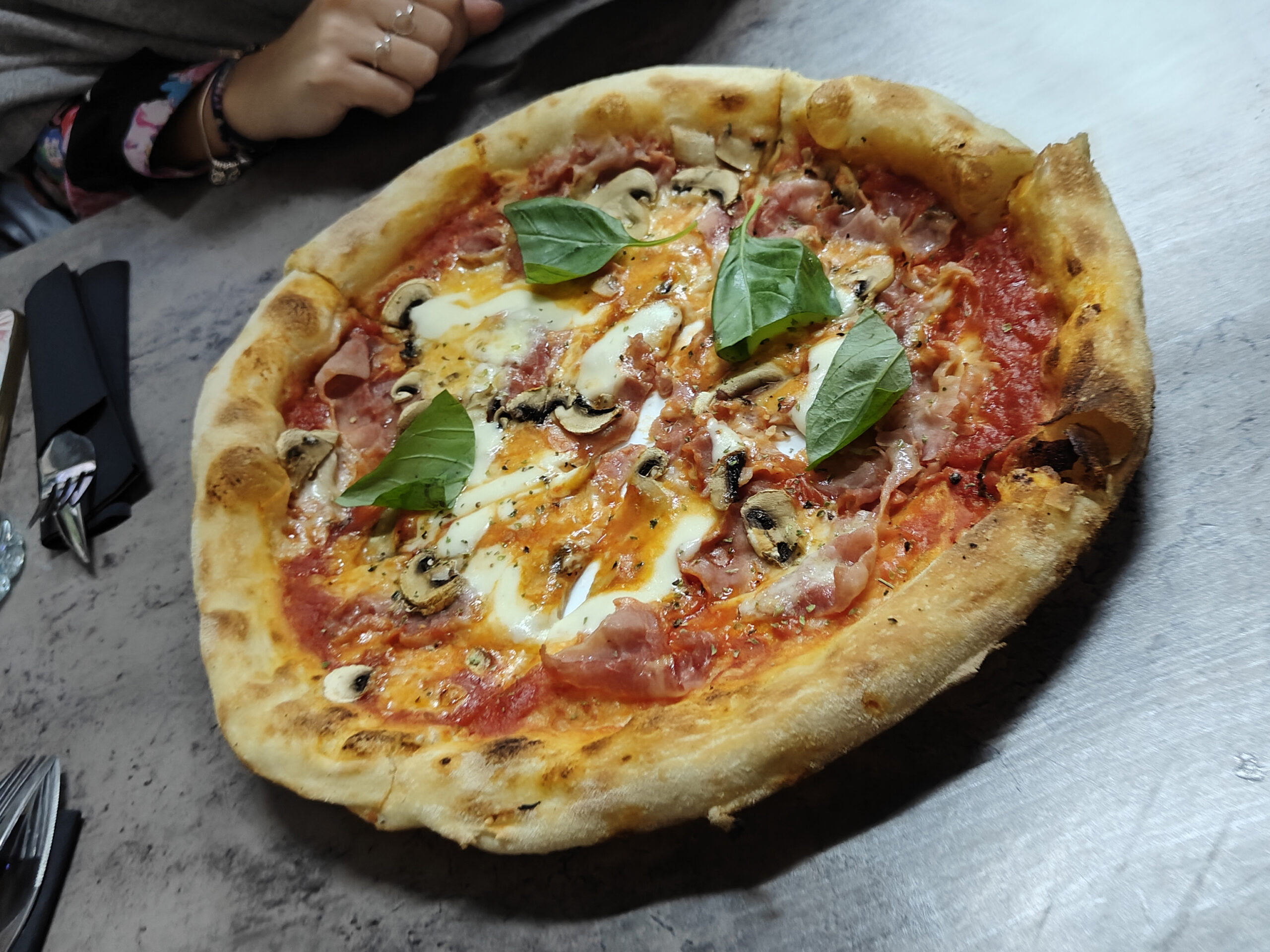 La Regina Margherita es una de las mejores pizzerías sencillas de Madrid 2 Regina Margherita