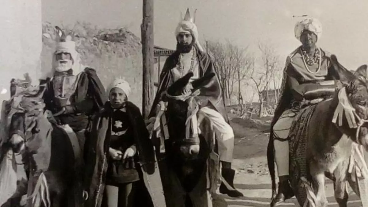 Vecinos y vecinas plantan al Ayuntamiento de Madrid y organizan la primera Cabalgata Participativa de Vicálvaro 2 Primeros registros fotográficos de la cabalgata vecinal de Vicálvaro en los años 60 Museo de Vicálvaro