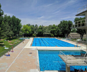 La piscina de verano de la Complutense siempre tiene el ambiente perfecto para relajarte y disfrutar