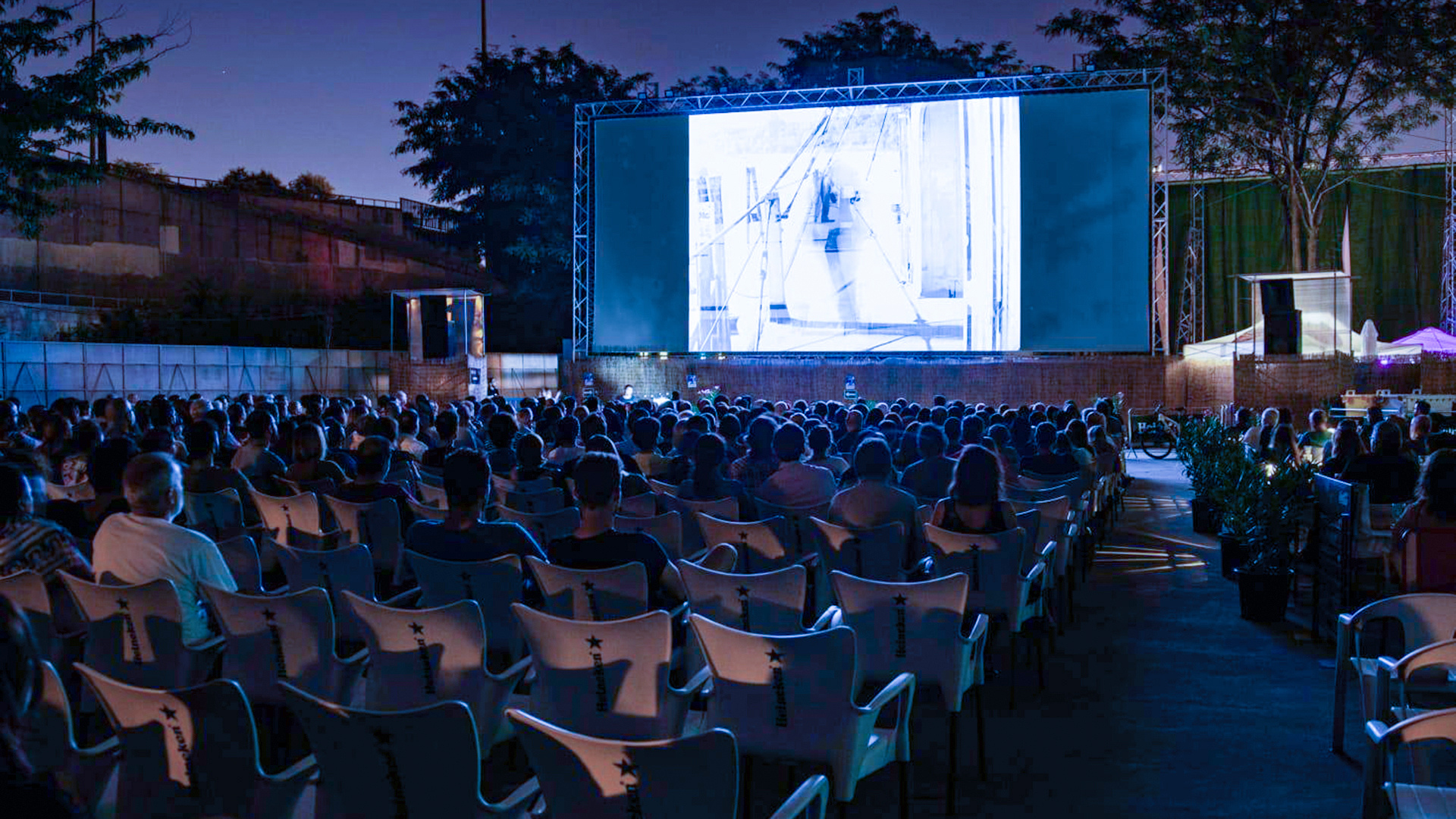 El Cine de verano de la Bombilla sigue siendo el mejor cine de verano al aire libre de Madrid 1 Cine de verano de La Bombilla