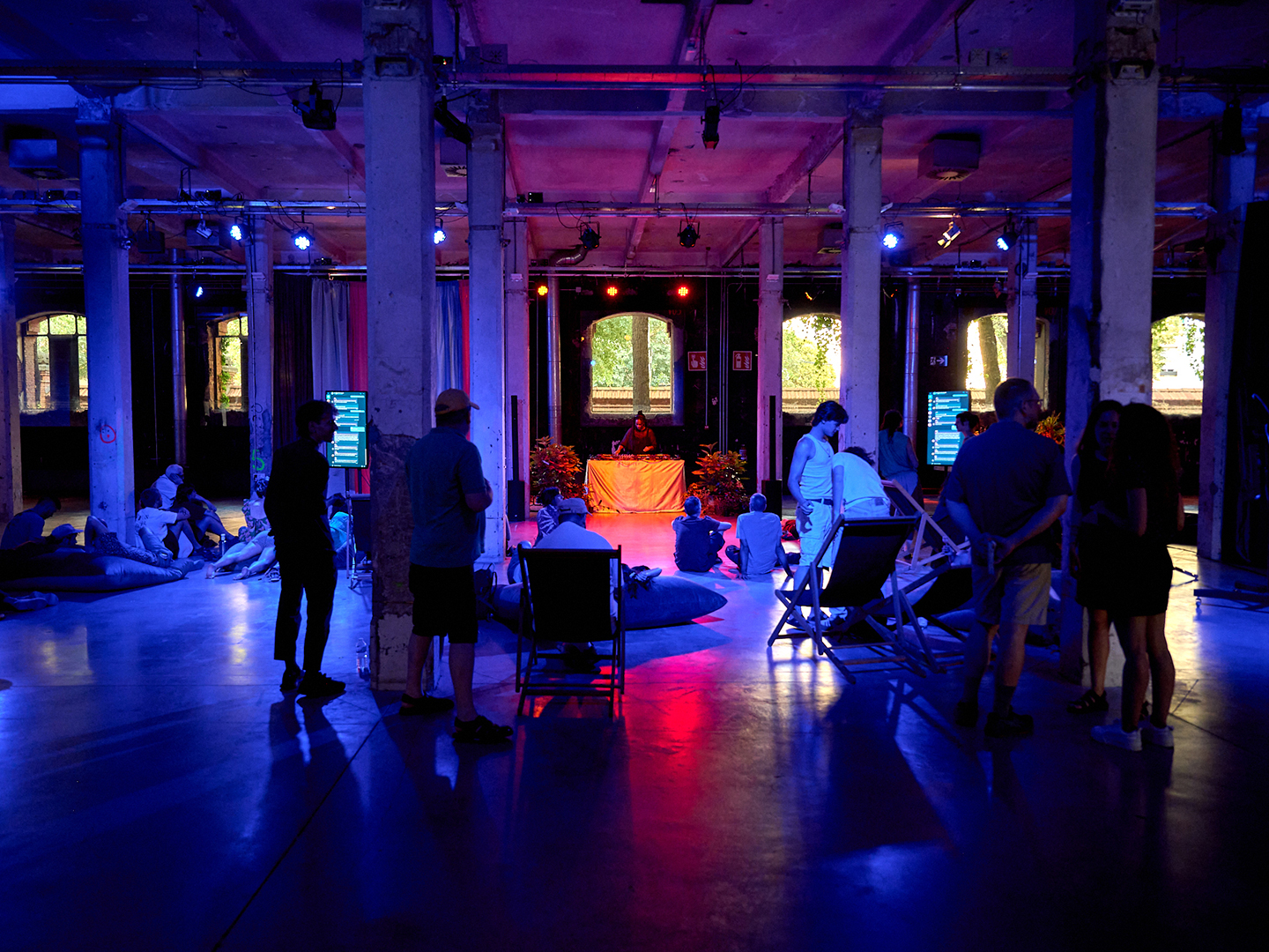 'Un cuarto de estar para la ciudad': la cultura en comunidad habita el refugio climático de la Nave Una del Matadero 2 Un cuarto de estar para la ciudad
