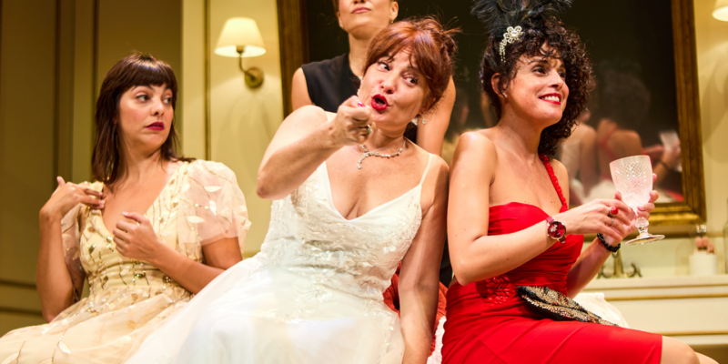 ‘La madre que me parió’: la comedia de enredo en una alocada boda que sigue triunfando en el Teatro Lara