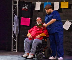 Una tragicomedia sobre la vida en la dependencia: ‘Hablar no sirve. De nada’ con Bob Pop y Daniel Bayona