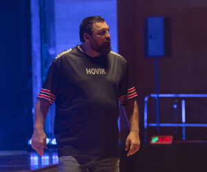 El ‘Grito’ de Hovik hace reír y hace reflexionar en los Teatros Luchana