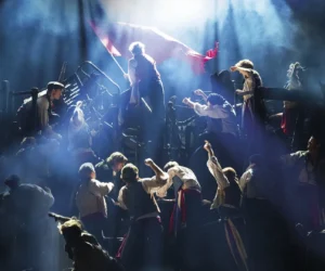 ‘Los Miserables’ vuelve a Madrid: el musical que llena el Teatro Apolo de barricadas revolucionarias