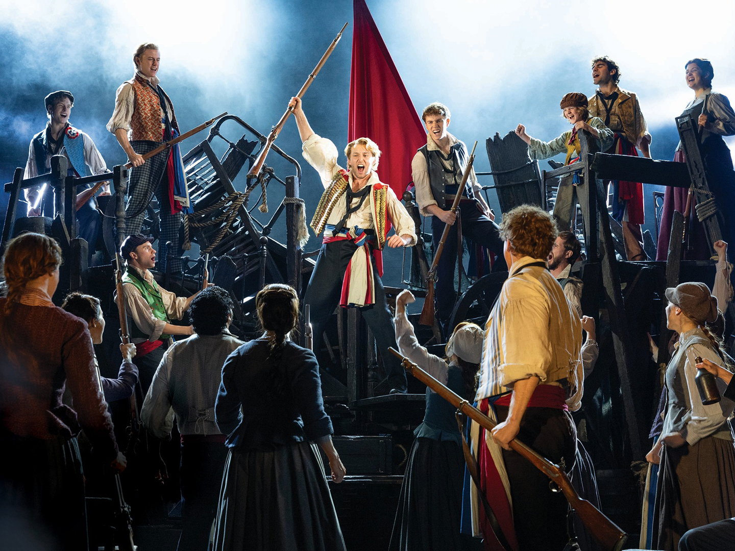 'Los Miserables' vuelve a Madrid: el musical que llena el Teatro Apolo de barricadas revolucionarias 2 Los Miserables