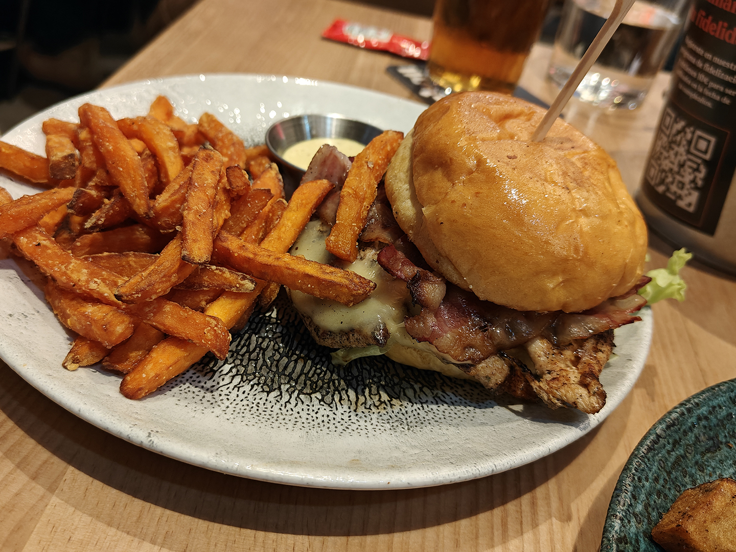 Trujillo Burgers Valdebernardo te invita a viajar disfrutando de sus hamburguesas 4 Trujillo Burgers