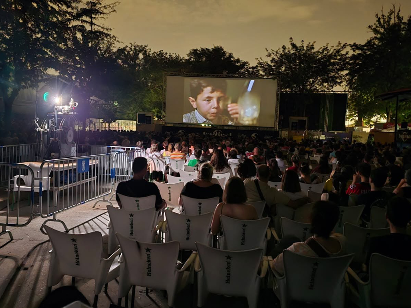 El Cine de verano de La Bombilla: la opción más popular para disfrutar las mejores películas las noches al fresco 2 Cine de Verano de La Bombilla Fescinal